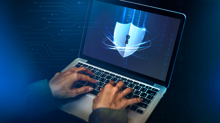 Hacker knackt den Sicherheitscode auf einem Laptop