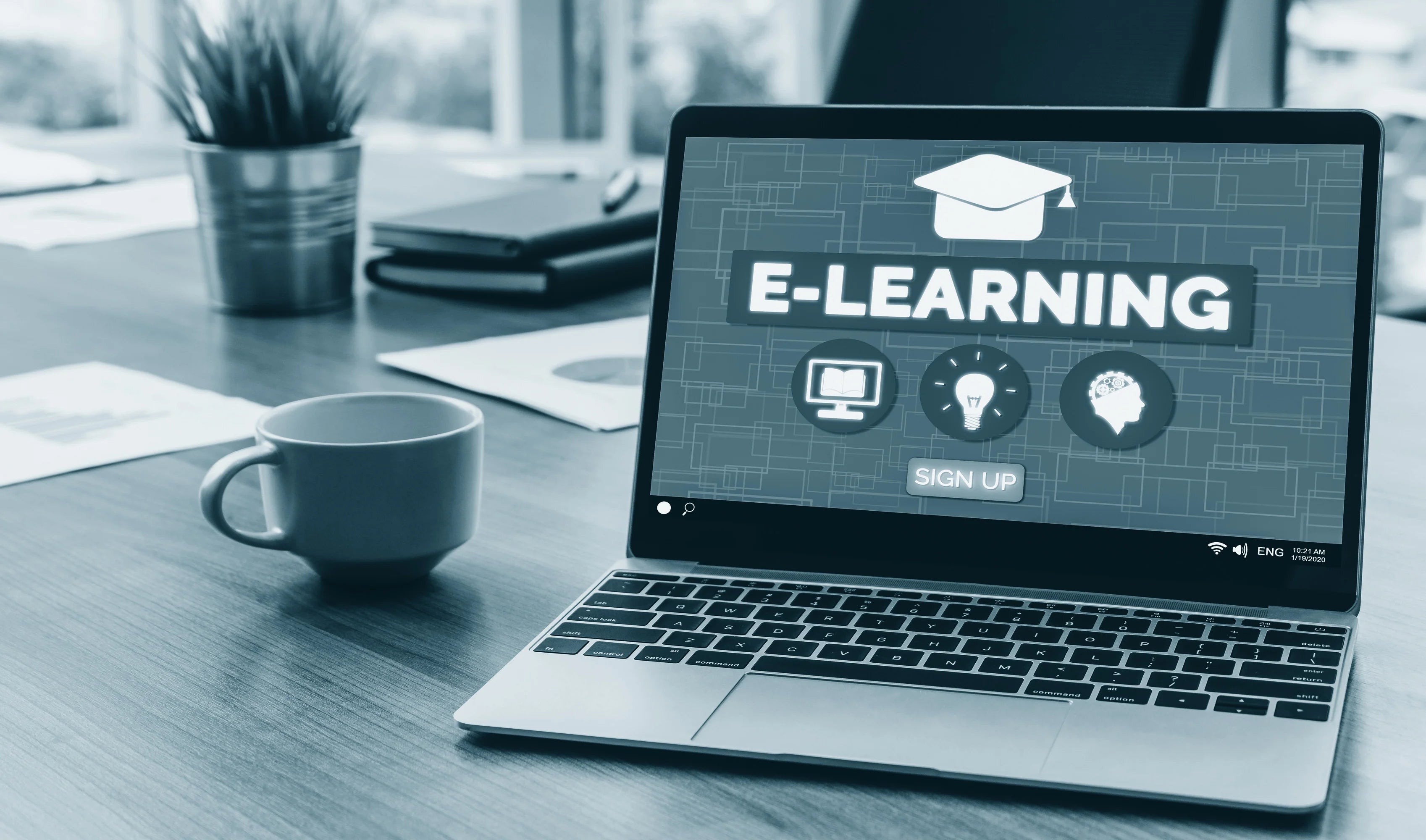 Digitales E-Learning-Portal auf einem Laptop, das Symbole für Wissen, Ideen und Lernen zeigt.